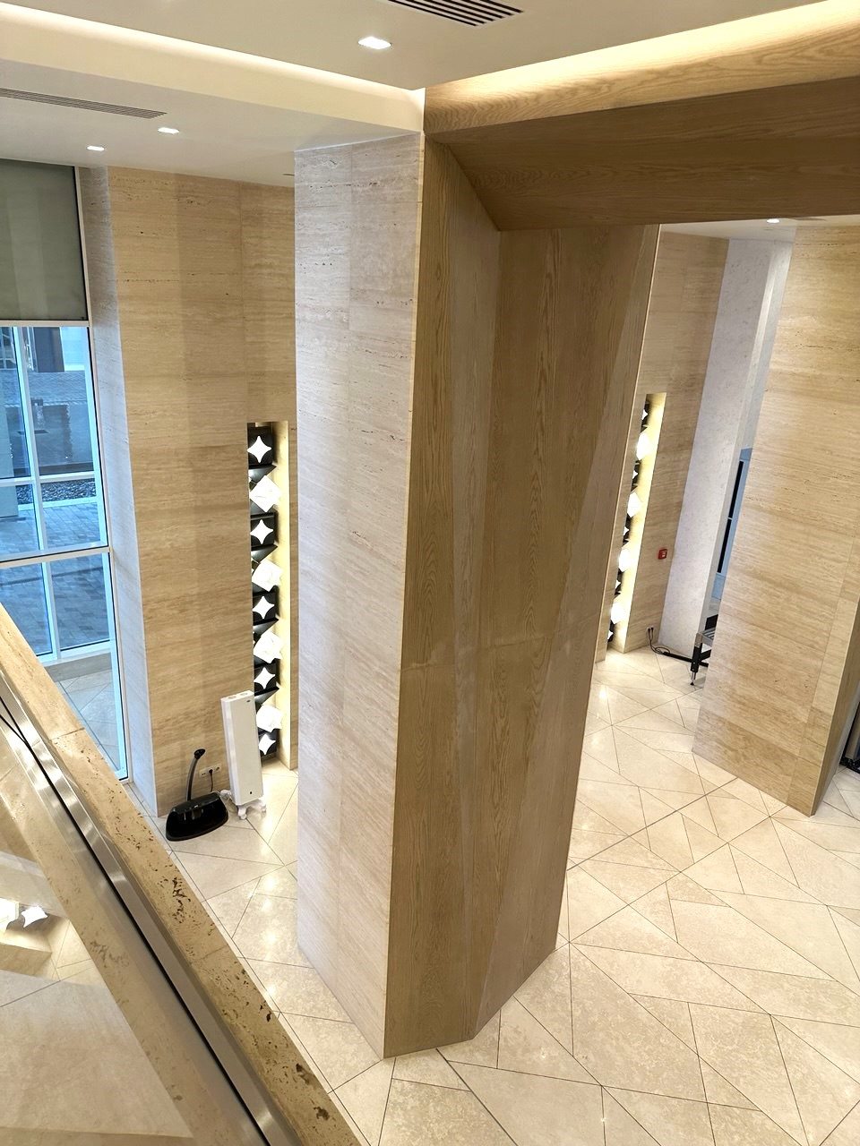 Интерьер Grand Hotel Vladivostok с изделиями из камня, фотография 2
