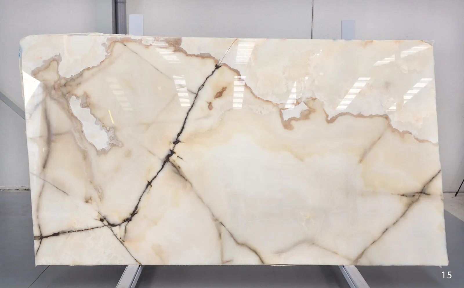 Fantasy White Onyx, оникс — образец натурального камня