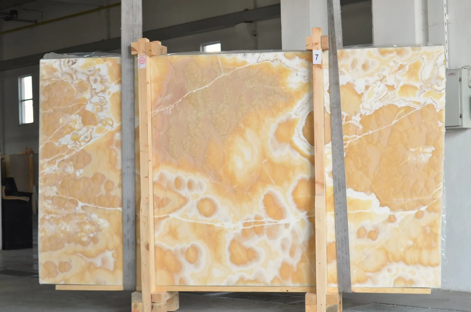 Mango Onyx, оникс — образец натурального камня