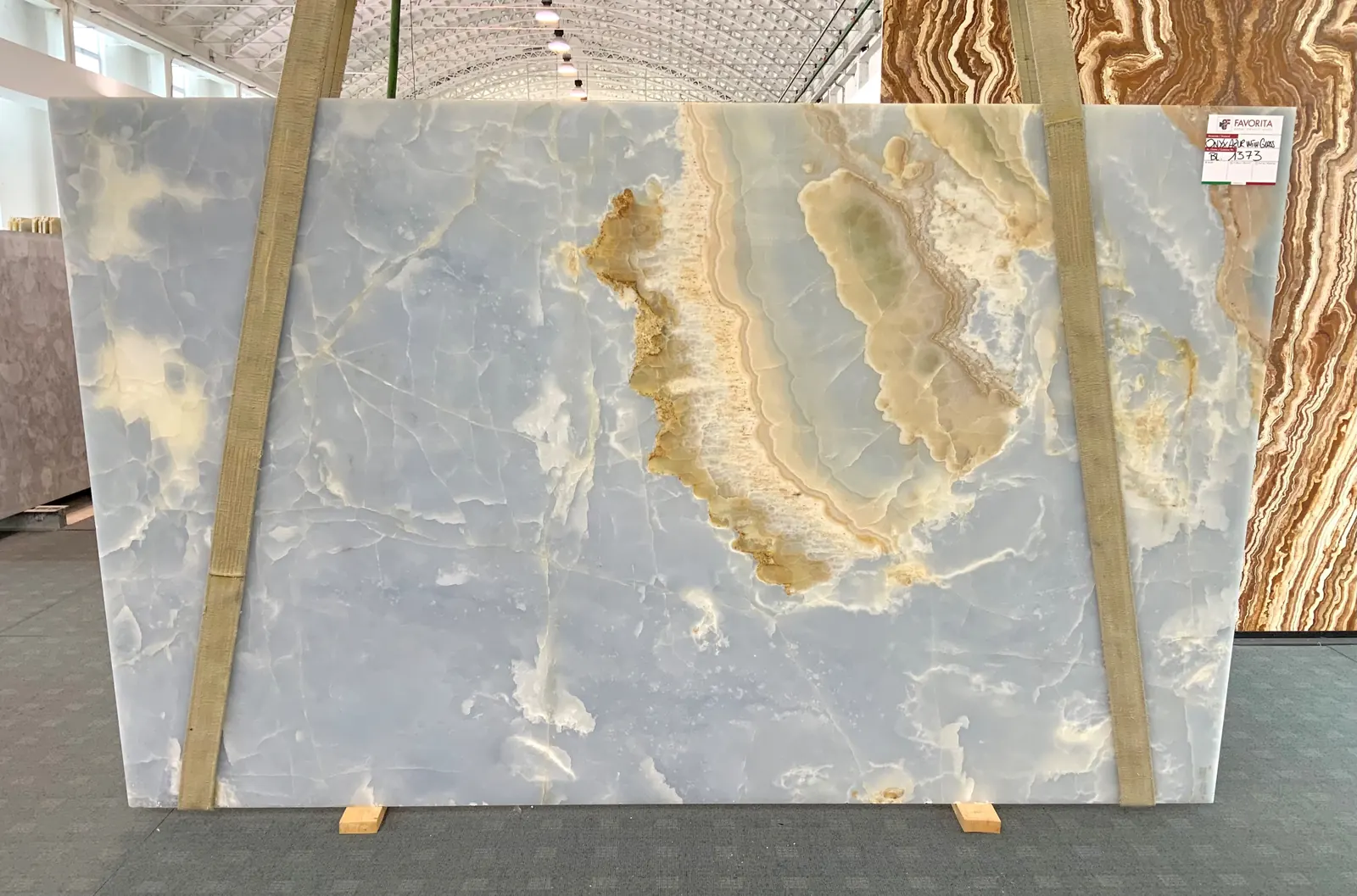 Onyx Azur With Glass, оникс — образец натурального камня