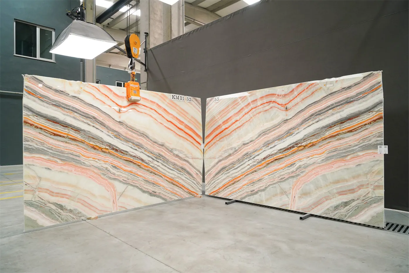 Rainbow Onyx, оникс — образец натурального камня
