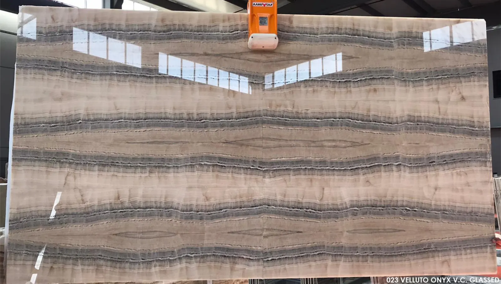 Velluto Onyx . Glassed Bookmatch Slabs, оникс — образец натурального камня