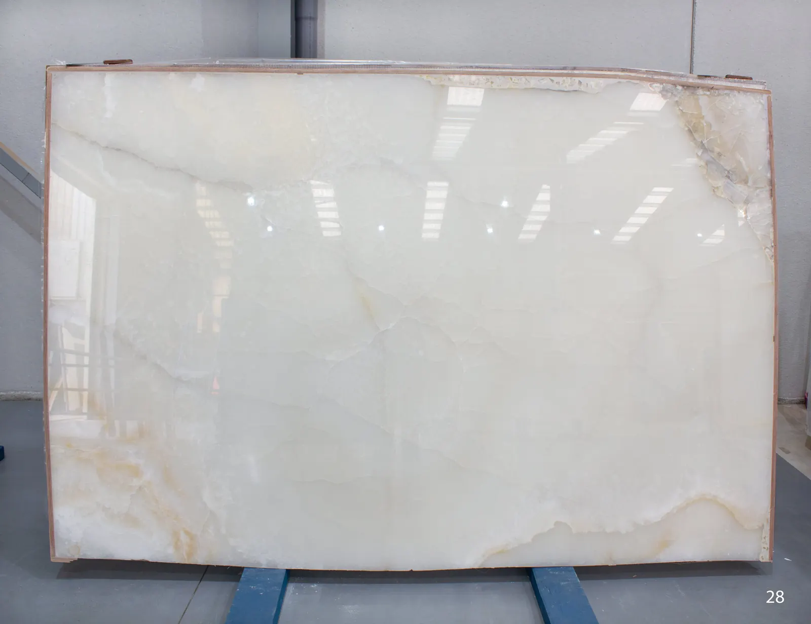 White Onyx, оникс — образец натурального камня