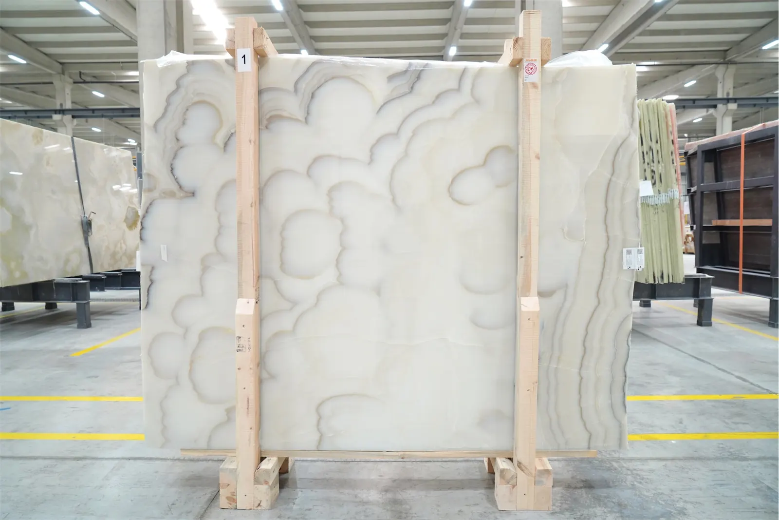 White Pure Onyx, оникс — образец натурального камня