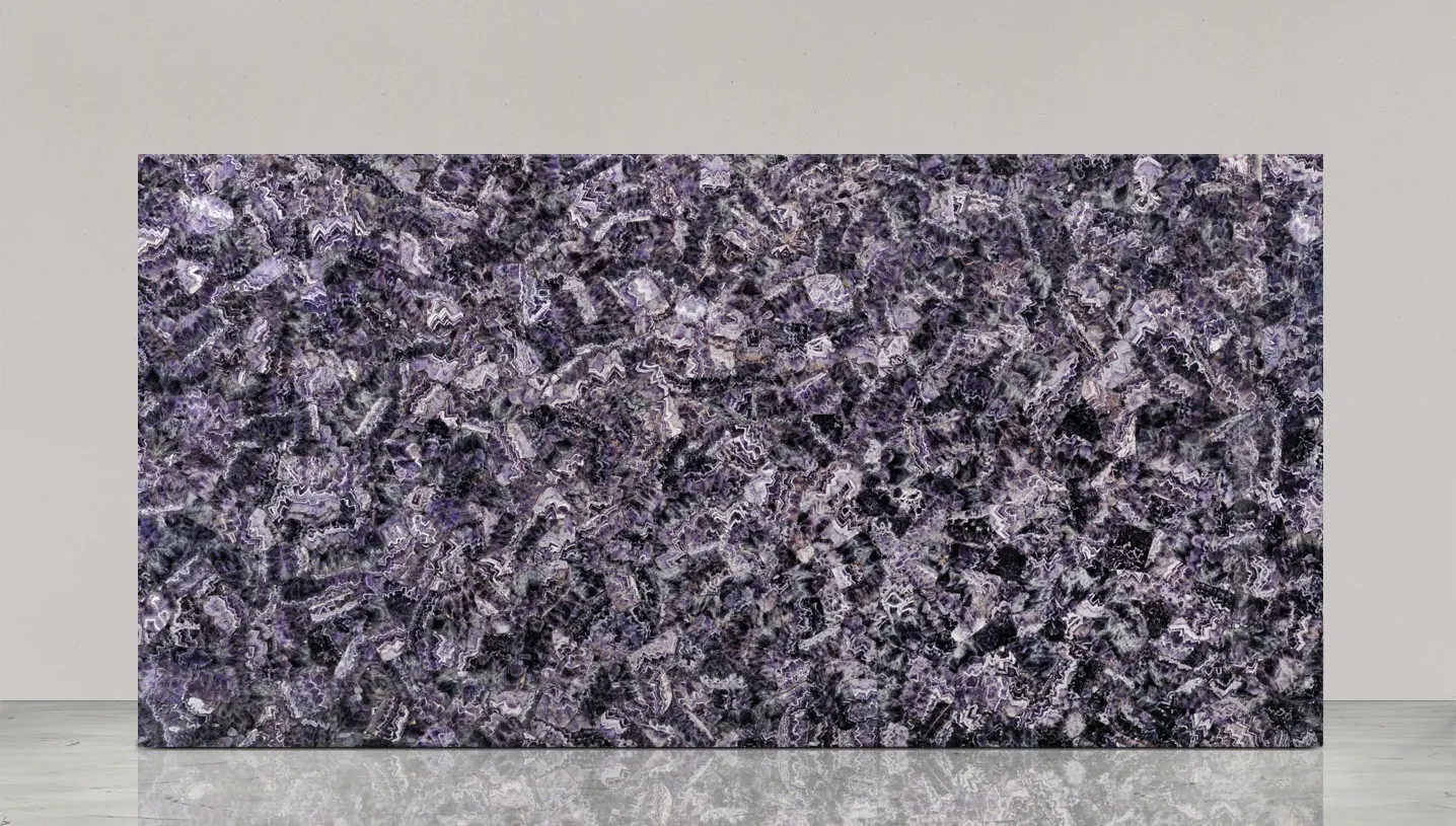 Amethyst medium, полудрагоценные камни — образец натурального камня