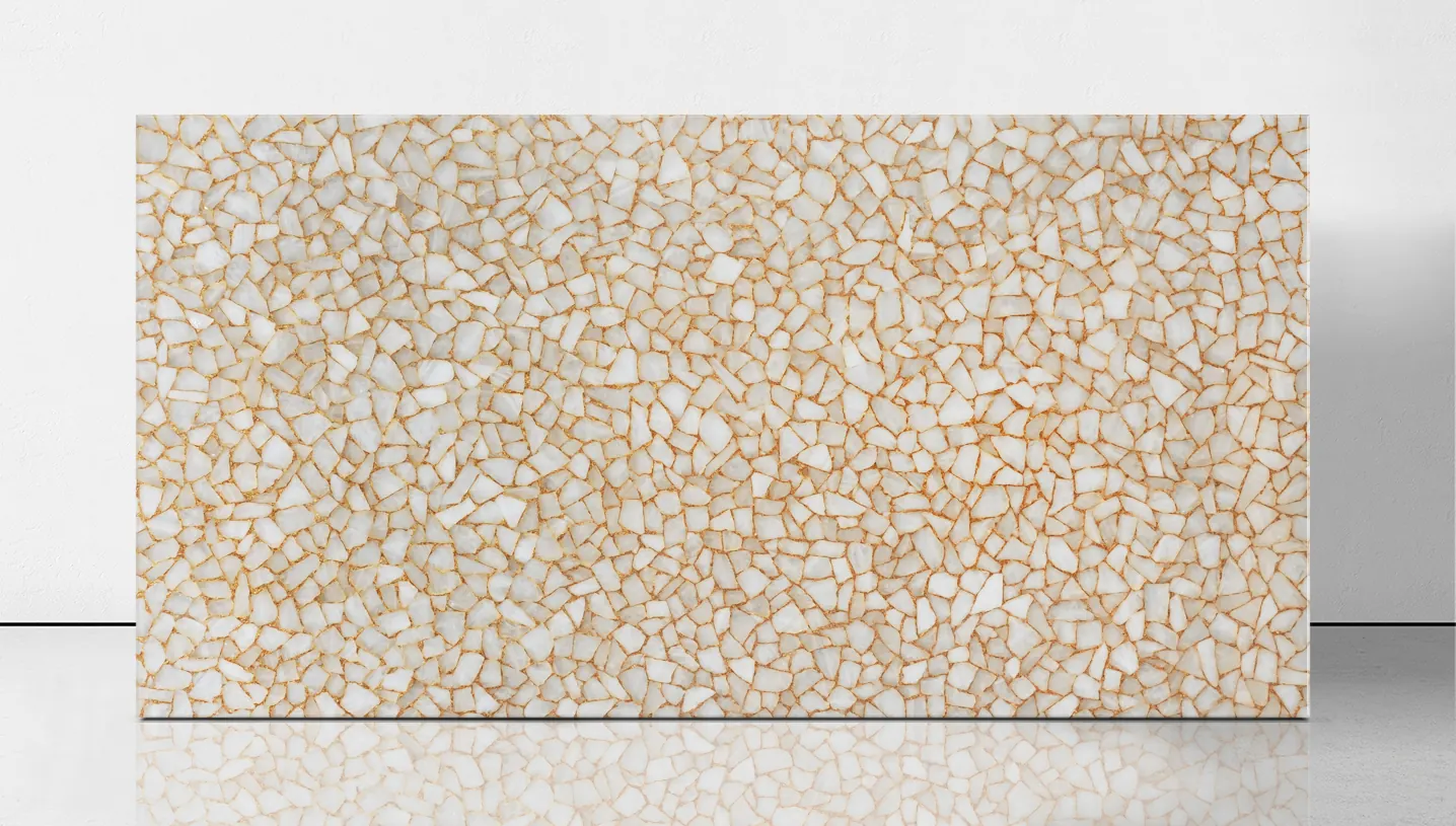 Quartz White with gold, полудрагоценные камни — образец натурального камня